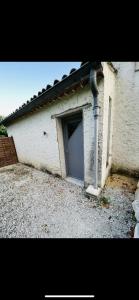 eine Garage mit einem Fenster an der Seite eines Gebäudes in der Unterkunft Bel Appartement calme dans villa Provençale in Montboucher-sur-Jabron