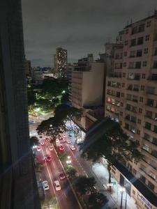 - Vistas a la ciudad en coche por la noche en Apto Home Office no Centro/Bela Vista de São Paulo, en São Paulo