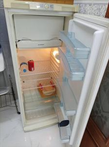 einem leeren Kühlschrank mit offener Tür in der Küche in der Unterkunft Apto Home Office no Centro/Bela Vista de São Paulo in São Paulo