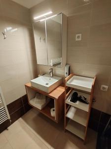 W łazience znajduje się umywalka i lustro. w obiekcie Lucky center Ljubljana w Lublanie