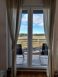 una puerta corredera de cristal con vistas a un patio en Moon Apartman Zlatibor, en Zlatibor