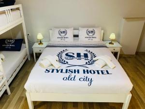 Bett in einem Zimmer mit 2 Etagenbetten in der Unterkunft Stylish Hotel Old City in Istanbul