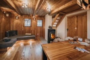 - un salon avec des murs en bois et un poêle à bois dans l'établissement Koča Bistra - Velika planina, à Stahovica
