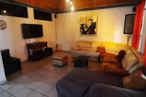 sala de estar con sofá y TV de pantalla plana en Casa AMPLIA en excelente UBICACIÓN!, en Santa Julia