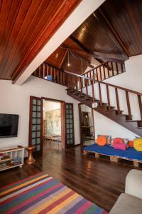 sala de estar con 2 camas y escalera en Hostel LARes, en Brumadinho