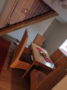 d'une table à manger avec des chaises et une plaque de cuisson. dans l'établissement Privatzimmer in ruhiger Lage in Heidenheim/ Steinheim am Albuch, à Steinheim am Albuch