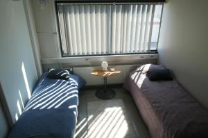 2 camas en una habitación con ventana y mesa en Lähellä keskustaa, en Kitee