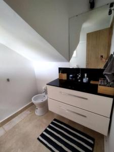 une salle de bain avec toilettes, lavabo et miroir dans l'établissement villa star hill Tanger, à Tanger