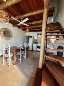 a dining room with a table and chairs and a kitchen at Pindó I in Concordia