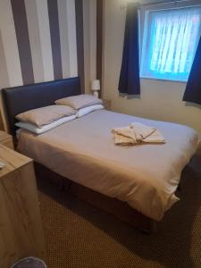 1 cama con 2 toallas en un dormitorio en Lynton Hotel, en Blackpool