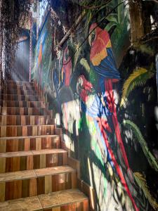 un escalier avec une fresque murale dans l'établissement Hotel San Francisco, à San Pedro de la Laguna