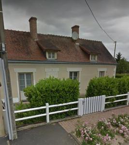 Maison village في Baudres: سور أبيض أمام المنزل
