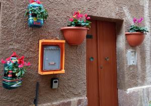 un edificio con piante in vaso sul lato di b&b i Bastioni ad Alghero