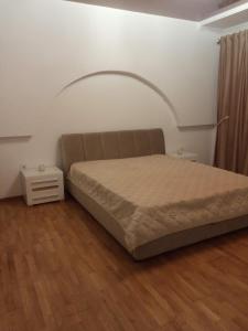 - une chambre avec un lit et un plafond voûté dans l'établissement на гірському схилі, à Slavsko