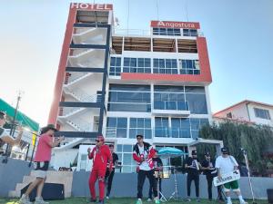 eine Gruppe von Personen, die vor einem Hotel stehen in der Unterkunft Hotel Angostura in Cochabamba