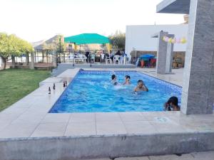 Hotel Angostura في كوتشابامبا: وجود مجموعة أشخاص في المسبح