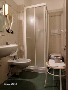Koupelna v ubytování AlmaMed Hotel san Leonardo