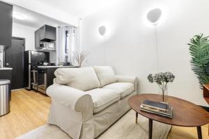 sala de estar con sofá blanco y mesa en Apartment 190: Upper East Side, en Nueva York