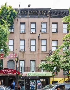 - un grand bâtiment en briques avec des fenêtres donnant sur une rue de la ville dans l'établissement Apartment 332: Hells Kitchen, à New York