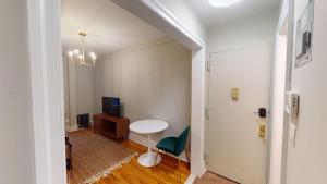 une chambre avec une table, une chaise et une porte dans l'établissement Apartment 549: Upper West Side, à New York