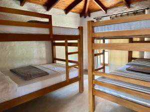 1 dormitorio con 2 literas en una habitación en Finca Vista Hermosa, en Calima