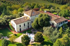 una vista aérea de una gran casa blanca en Casale Delle Arti, en Mosciano SantʼAngelo