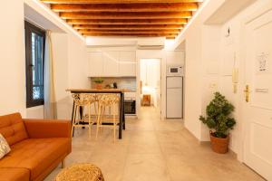 A kitchen or kitchenette at Lazcano & old town by ELE Apartments