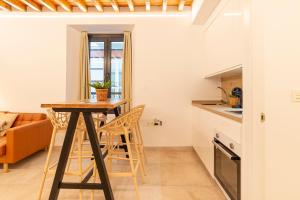 A kitchen or kitchenette at Lazcano & old town by ELE Apartments