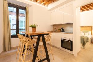 A kitchen or kitchenette at Lazcano & old town by ELE Apartments