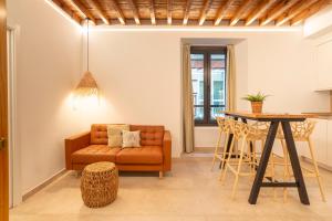 sala de estar con sofá y mesa en Lazcano & old town by ELE Apartments, en Málaga