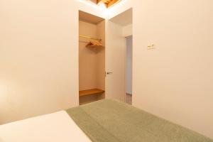 A bed or beds in a room at Lazcano & old town by ELE Apartments