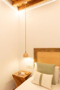 A bed or beds in a room at Lazcano & old town by ELE Apartments