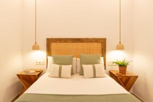 A bed or beds in a room at Lazcano & old town by ELE Apartments