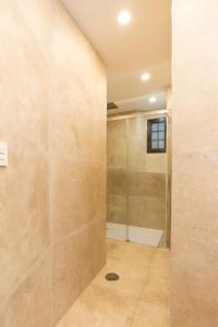 A bathroom at Lazcano & old town by ELE Apartments