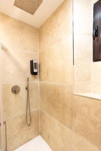 A bathroom at Lazcano & old town by ELE Apartments