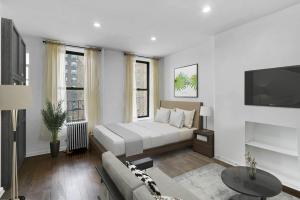 Habitación blanca con cama y sofá en Apartment 407: East Village, en Nueva York