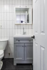 een badkamer met een wastafel en een toilet bij Apartment 1407: East Village in New York