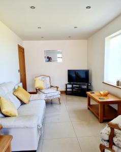 霍利韋爾的住宿－Picton Lodge，客厅配有白色家具和平面电视