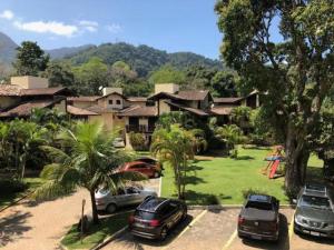 a group of cars parked in front of a house at Linda Casa Condomínio Maresias in Maresias