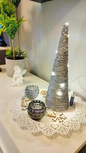 un árbol de Navidad plateado sentado en la parte superior de una mesa en Nova Beach Apartment 41 en Gran Alacant