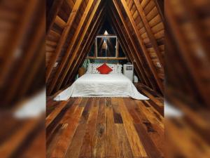 1 dormitorio con 1 cama en una casa en un árbol en Chalé - Romântico na Natureza, en Itapecerica da Serra