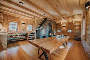 Kuchyň nebo kuchyňský kout v ubytování Koča Žafran - Velika planina