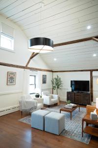 een woonkamer met witte meubels en een plafond bij The Loft at Woodhaven Hideaway in Myerstown