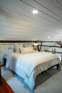 een slaapkamer met een bed in het midden van een boot bij The Loft at Woodhaven Hideaway in Myerstown