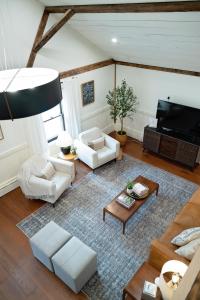 een woonkamer met witte meubels en een flatscreen-tv bij The Loft at Woodhaven Hideaway in Myerstown
