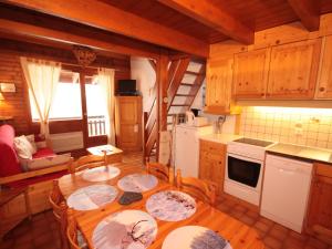 a kitchen with a table and chairs in a room at Appartement Villard-sur-Doron, 3 pièces, 6 personnes - FR-1-293-328 in Villard-sur-Doron