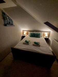 سرير أو أسرّة في غرفة في Apartman Marija