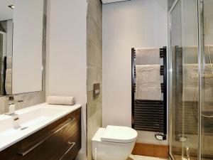 La salle de bains est pourvue de toilettes, d'un lavabo et d'une douche. dans l'établissement Maison Courchevel, 5 pièces, 8 personnes - FR-1-772-4, à Courchevel