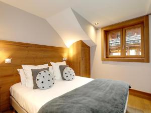 sypialnia z białym łóżkiem z poduszkami i oknem w obiekcie Maison Courchevel, 5 pièces, 8 personnes - FR-1-772-4 w Courchevel