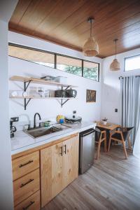 Kuchyň nebo kuchyňský kout v ubytování Natura Bungalows + 37 fotografií